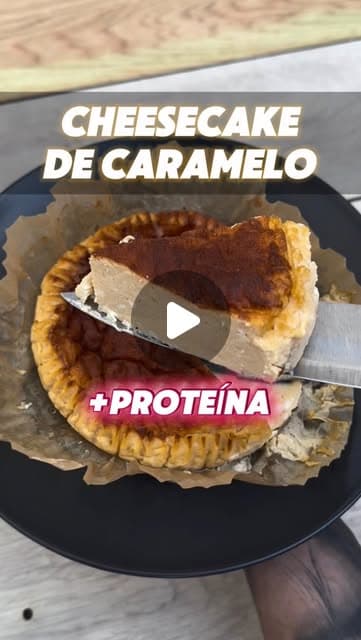 Porción de cheesecake de caramelo alto en proteína